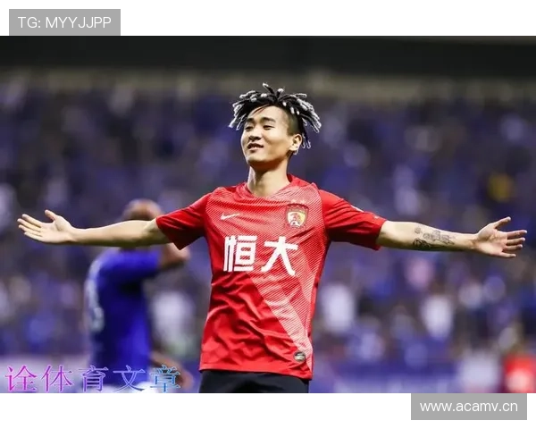 韦世豪居然在豪宅里放养了几只宠物鸡，感觉他转行当明星了？