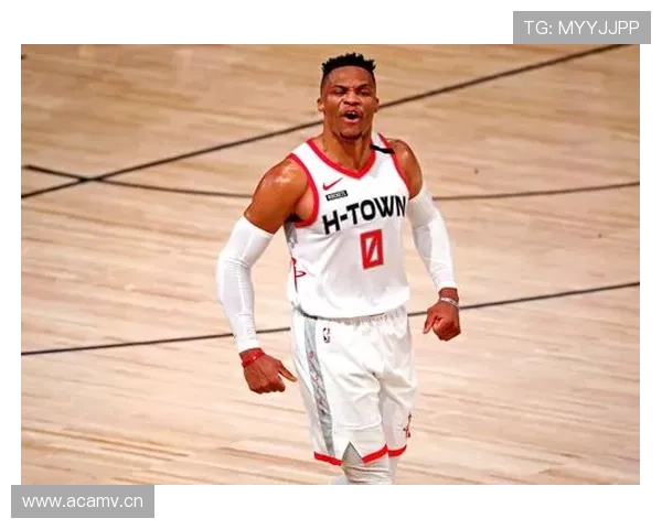 拉塞尔·韦斯特布鲁克的机场照，西装比我家客厅还值钱